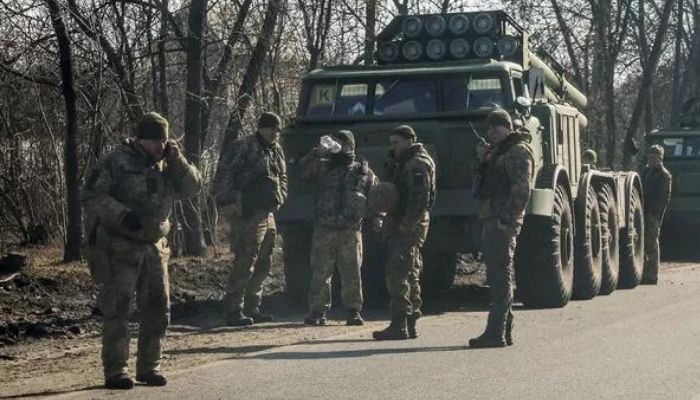 Governo da Ucrânia diz que há combates e oferece armas a civis